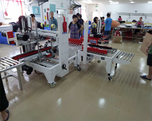 工字型封箱机应用于制衣行业