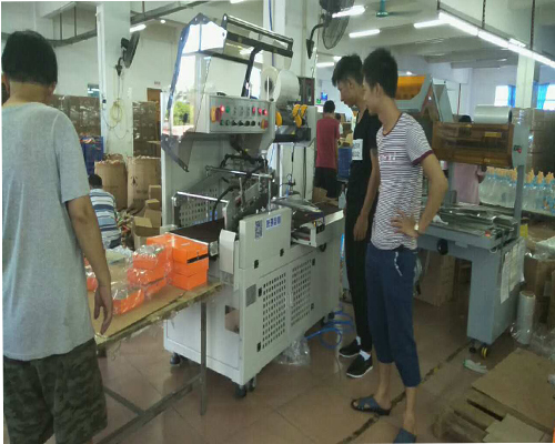 全自动套膜收缩机应用于塑胶行业