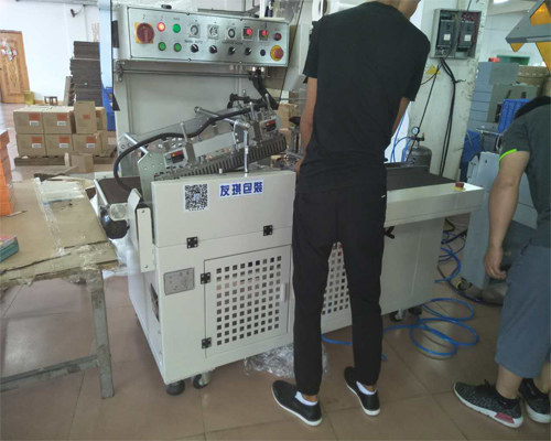 全自动套膜收缩机应用于塑胶行业