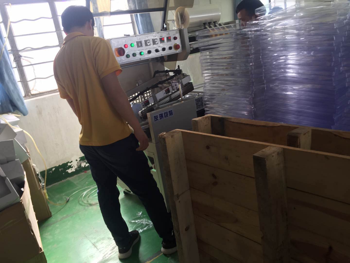 工艺品木板全自动套膜封切收缩机