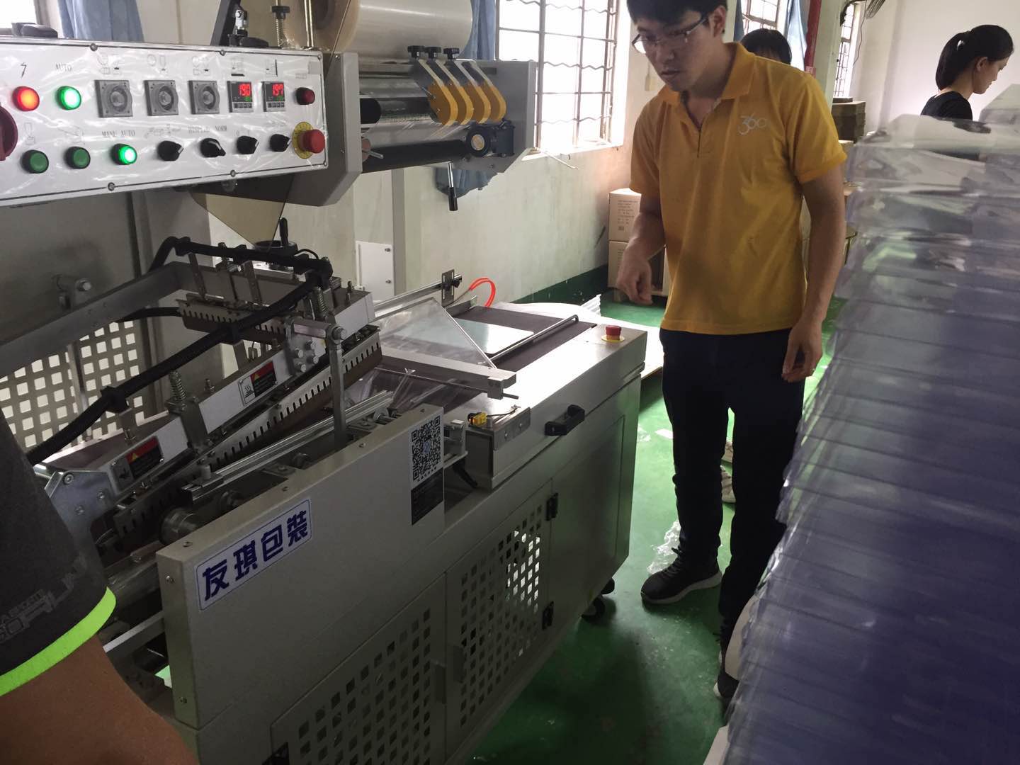 工艺品木板全自动套膜封切收缩机